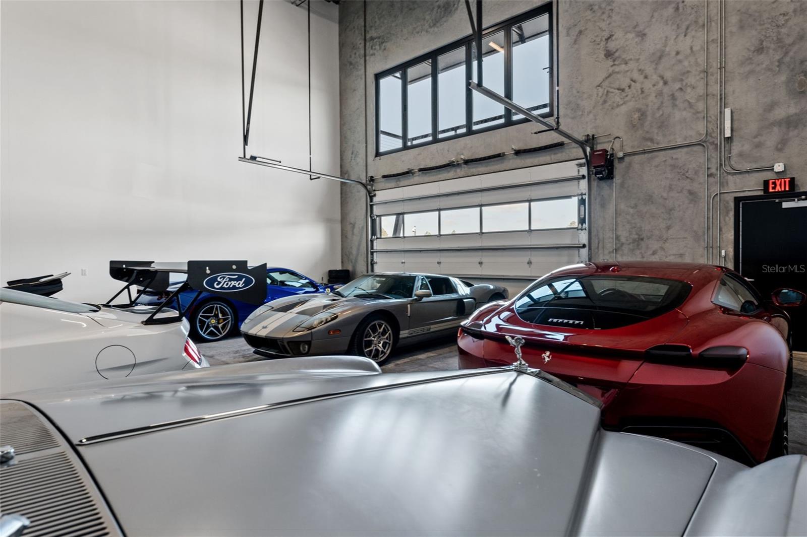 MOTOR ENCLAVE PH 1 - Commercial Sale