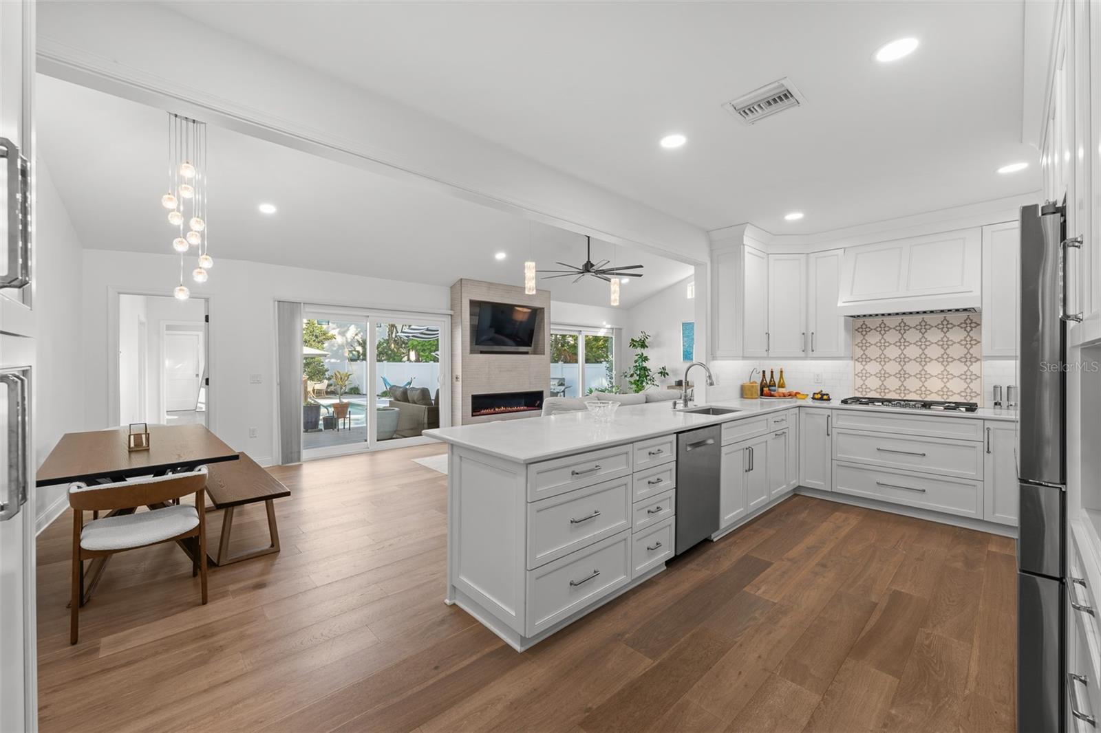 GRAY GABLES - Residential