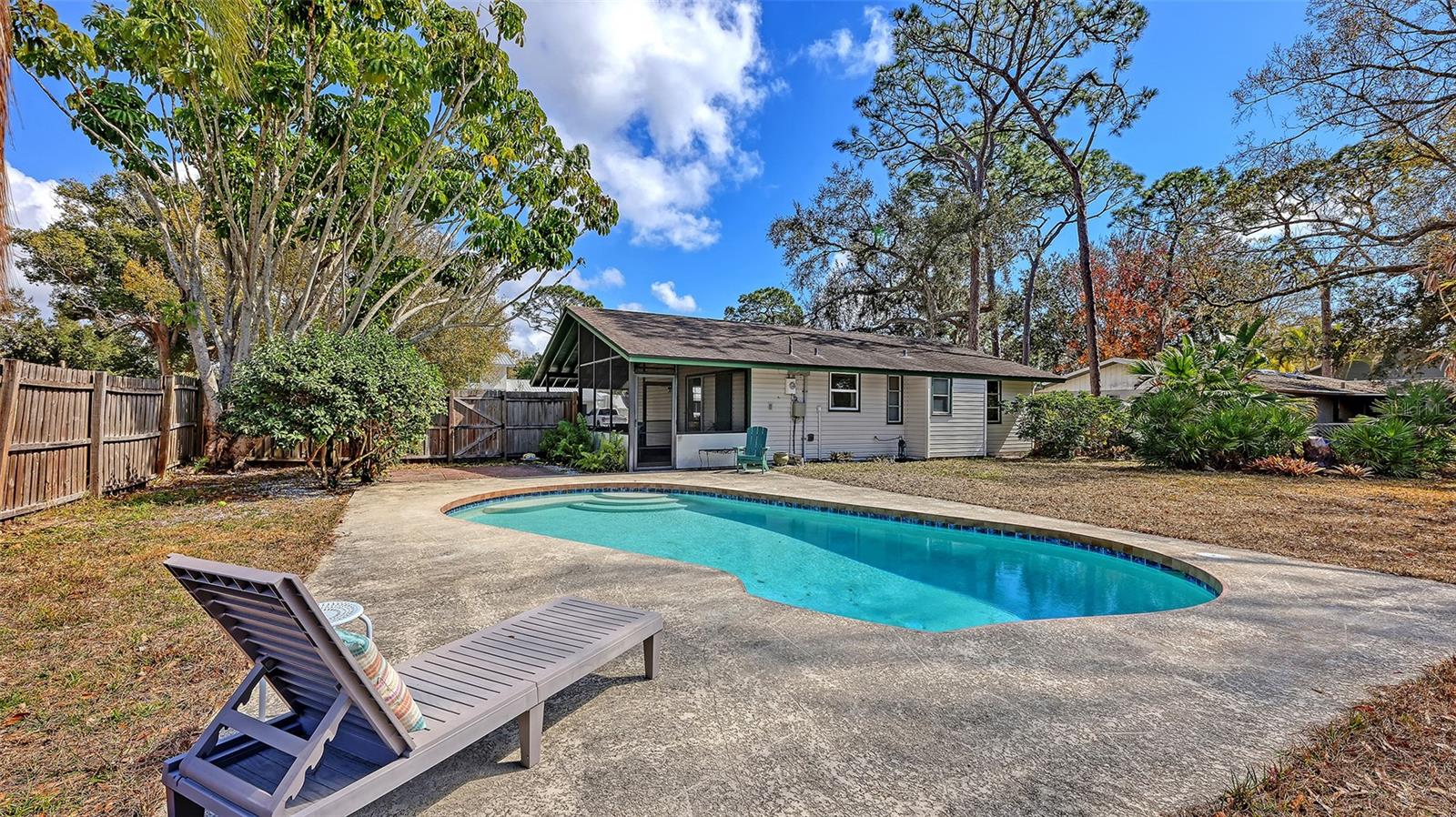 DE SOTO LAKES - Residential