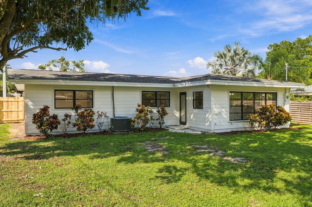 Photo of 3030 Courtland Street, Sarasota, FL 34237 (MLS # A4706971)