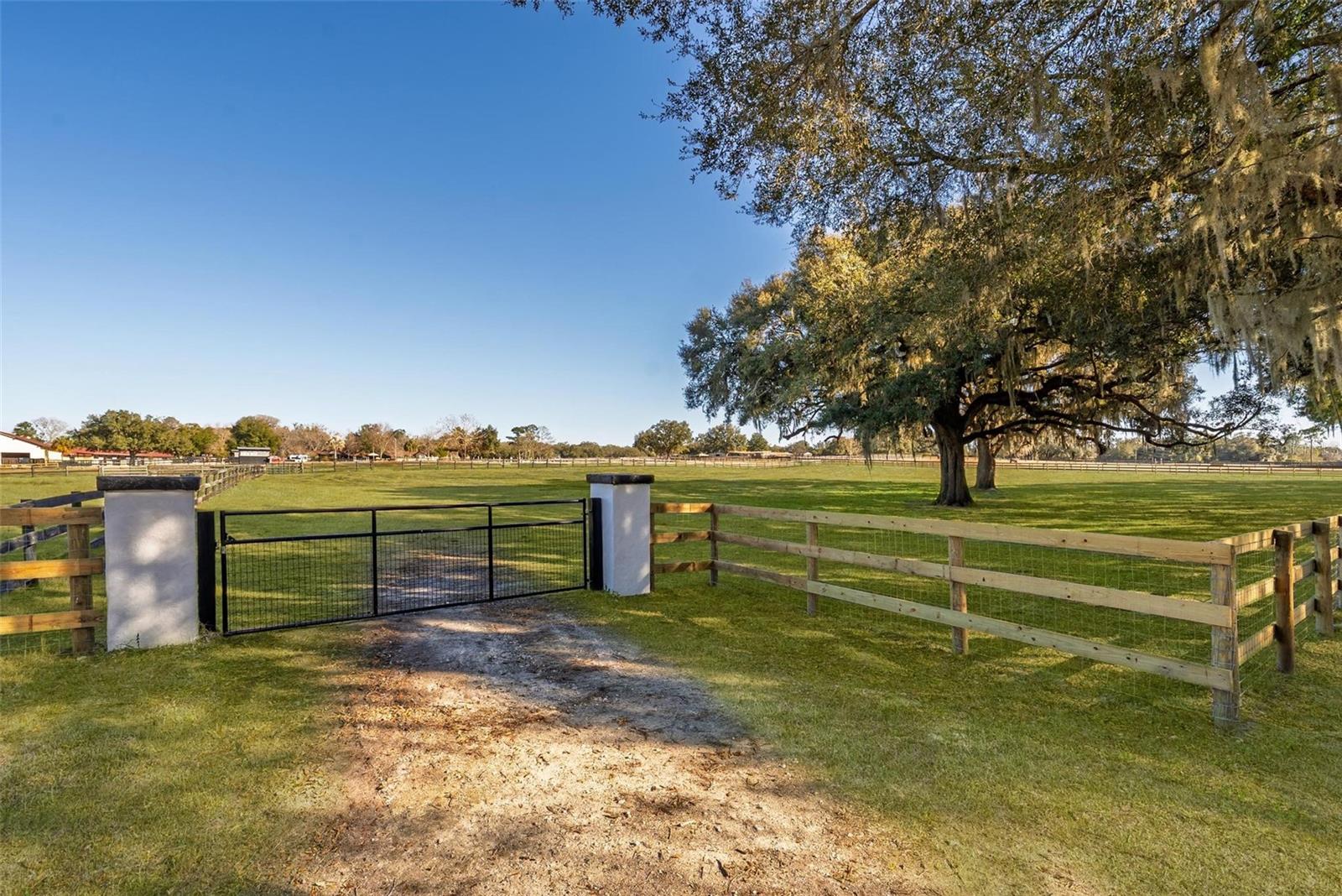 PINNACLE PARK - Land