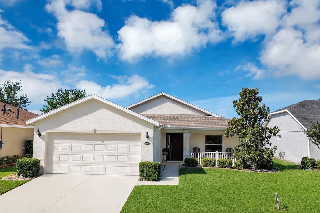 Photo of 27103 Roanoke Drive, Leesburg, FL 34748 (MLS # G5112480)