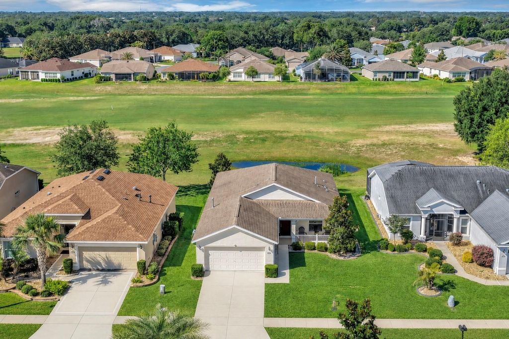 Photo of 27103 Roanoke Drive, Leesburg, FL 34748 (MLS # G5112480)