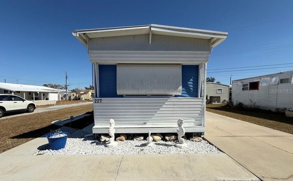 Photo of 227 Inner Drive E, Venice, FL 34285 (MLS # N6135434)