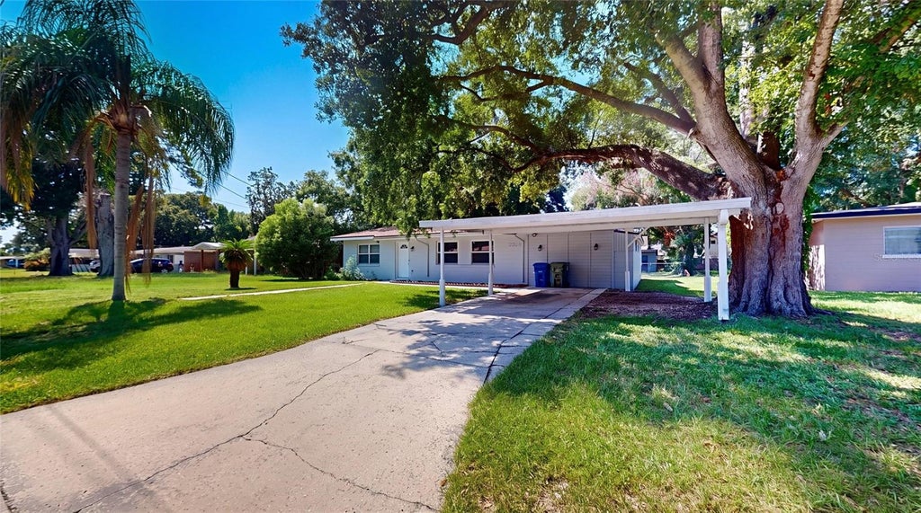 Photo of 2218 Avenue B SW, Winter Haven, FL 33880 (MLS # P4939517)
