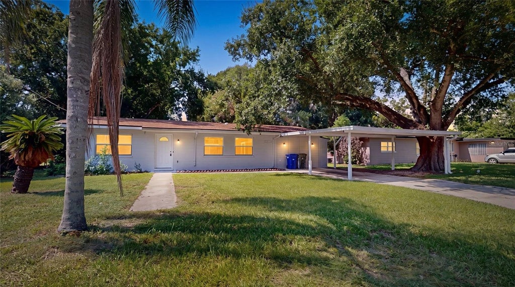 Photo of 2218 Avenue B SW, Winter Haven, FL 33880 (MLS # P4939517)