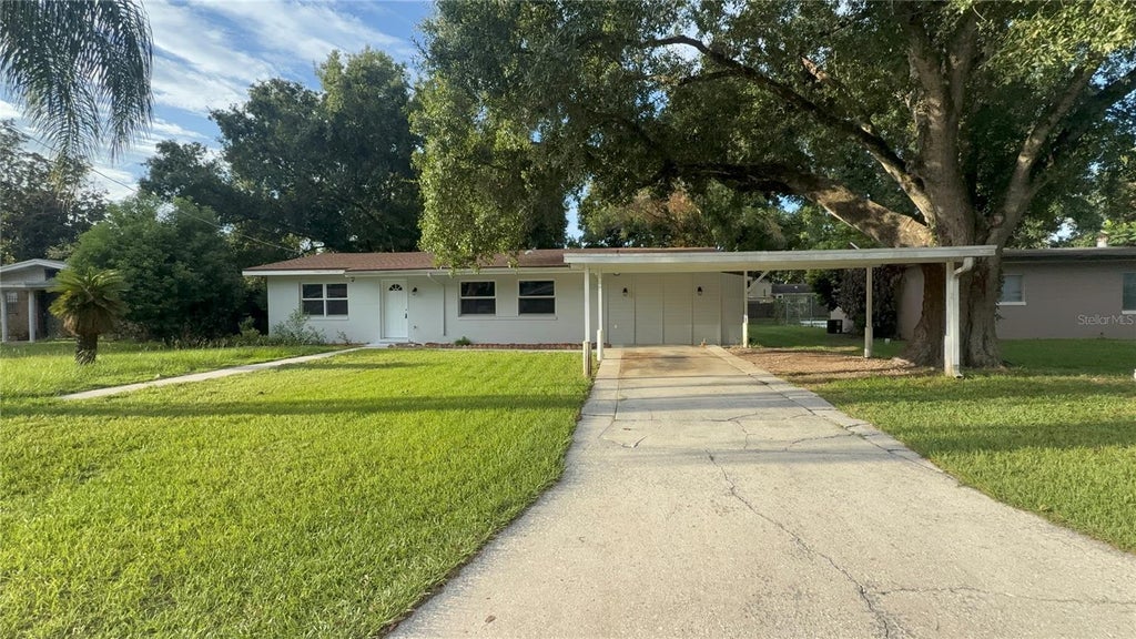 Photo of 2218 Avenue B SW, Winter Haven, FL 33880 (MLS # P4939517)