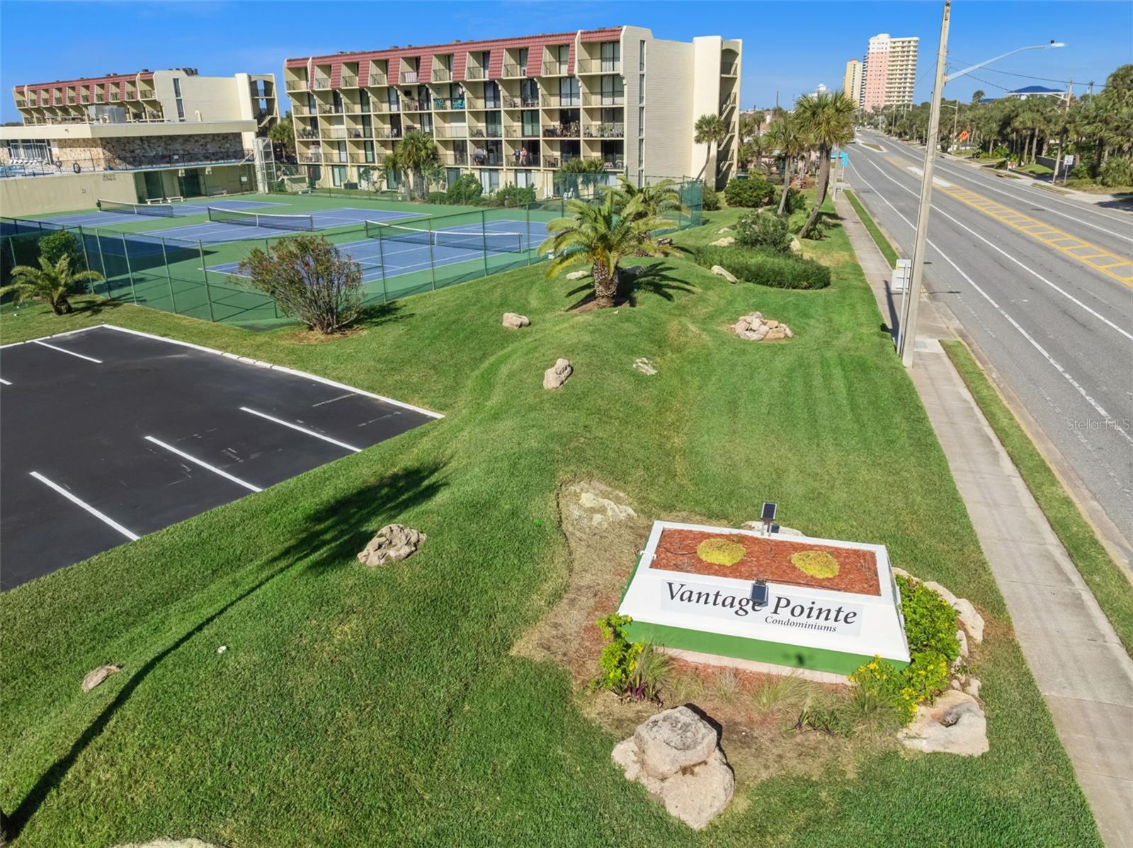 VANTAGE POINTE POOL & RACQUET CLUB CONDO - Residential