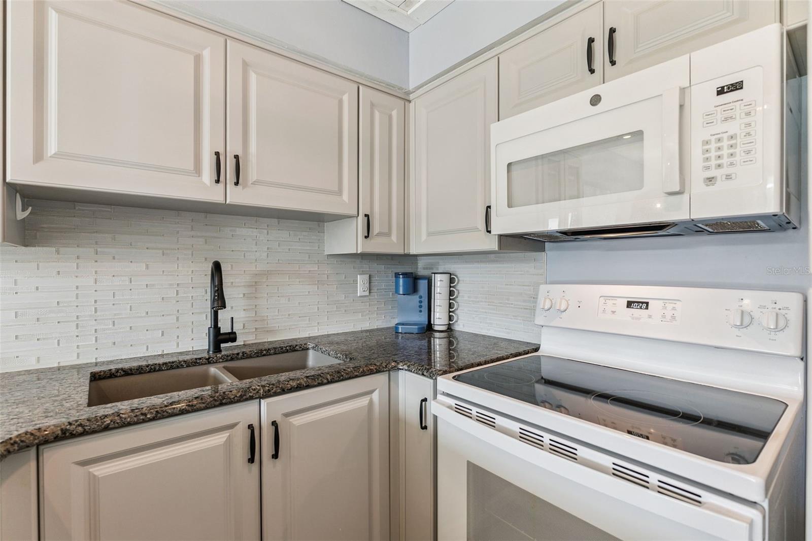 VANTAGE POINTE POOL & RACQUET CLUB CONDO - Residential