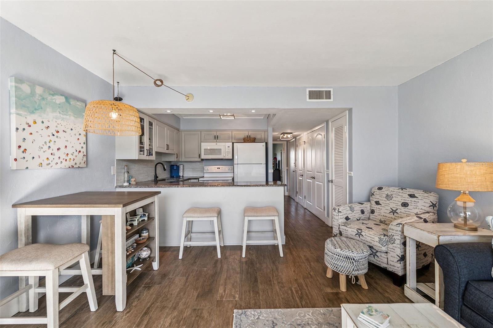 VANTAGE POINTE POOL & RACQUET CLUB CONDO - Residential