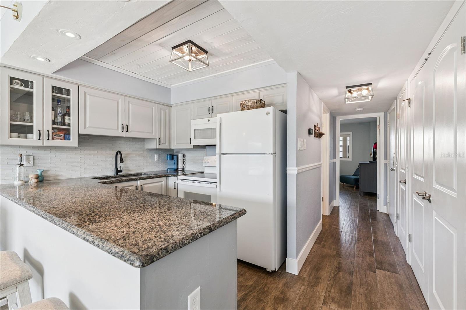 VANTAGE POINTE POOL & RACQUET CLUB CONDO - Residential