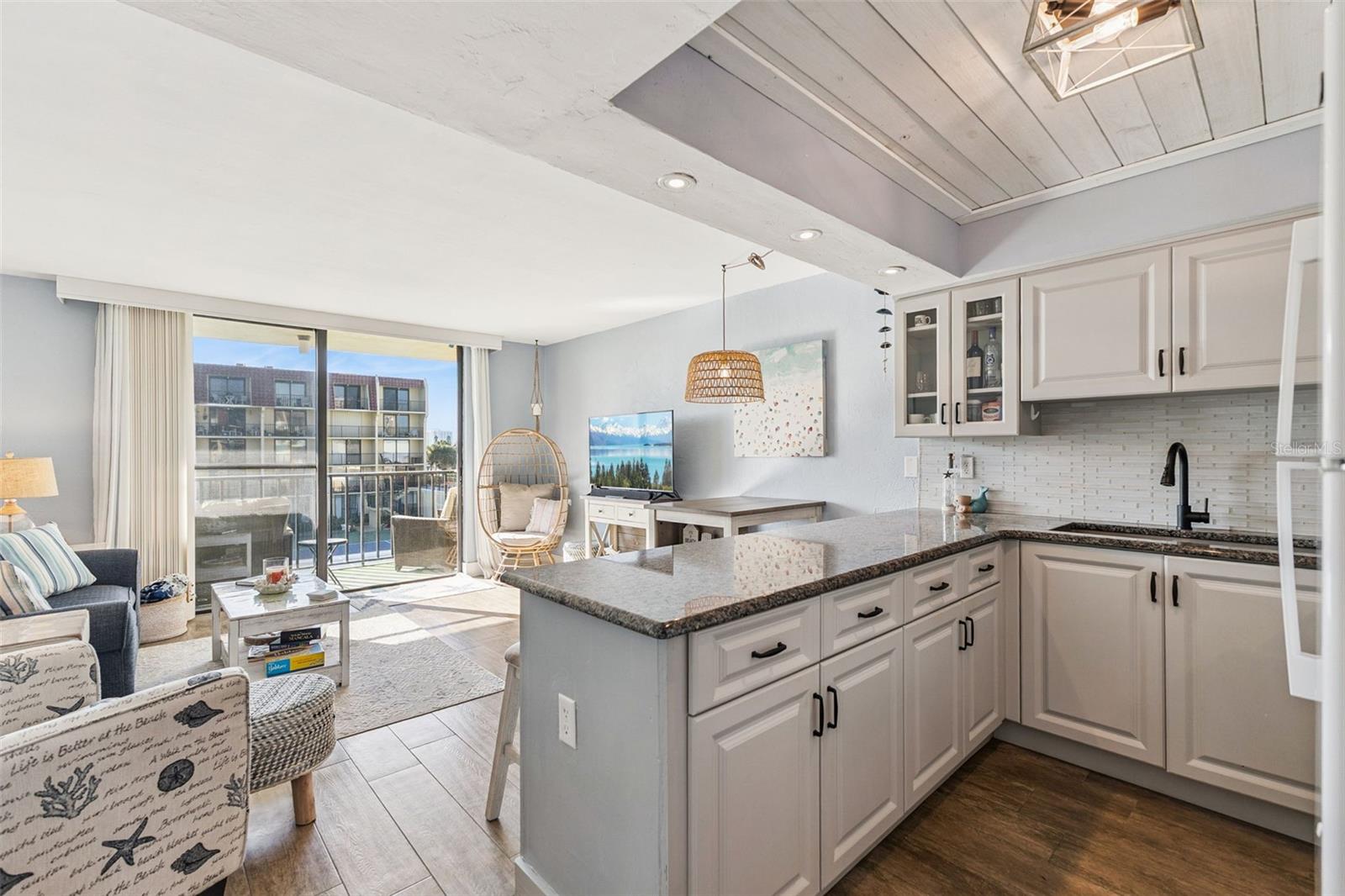 VANTAGE POINTE POOL & RACQUET CLUB CONDO - Residential