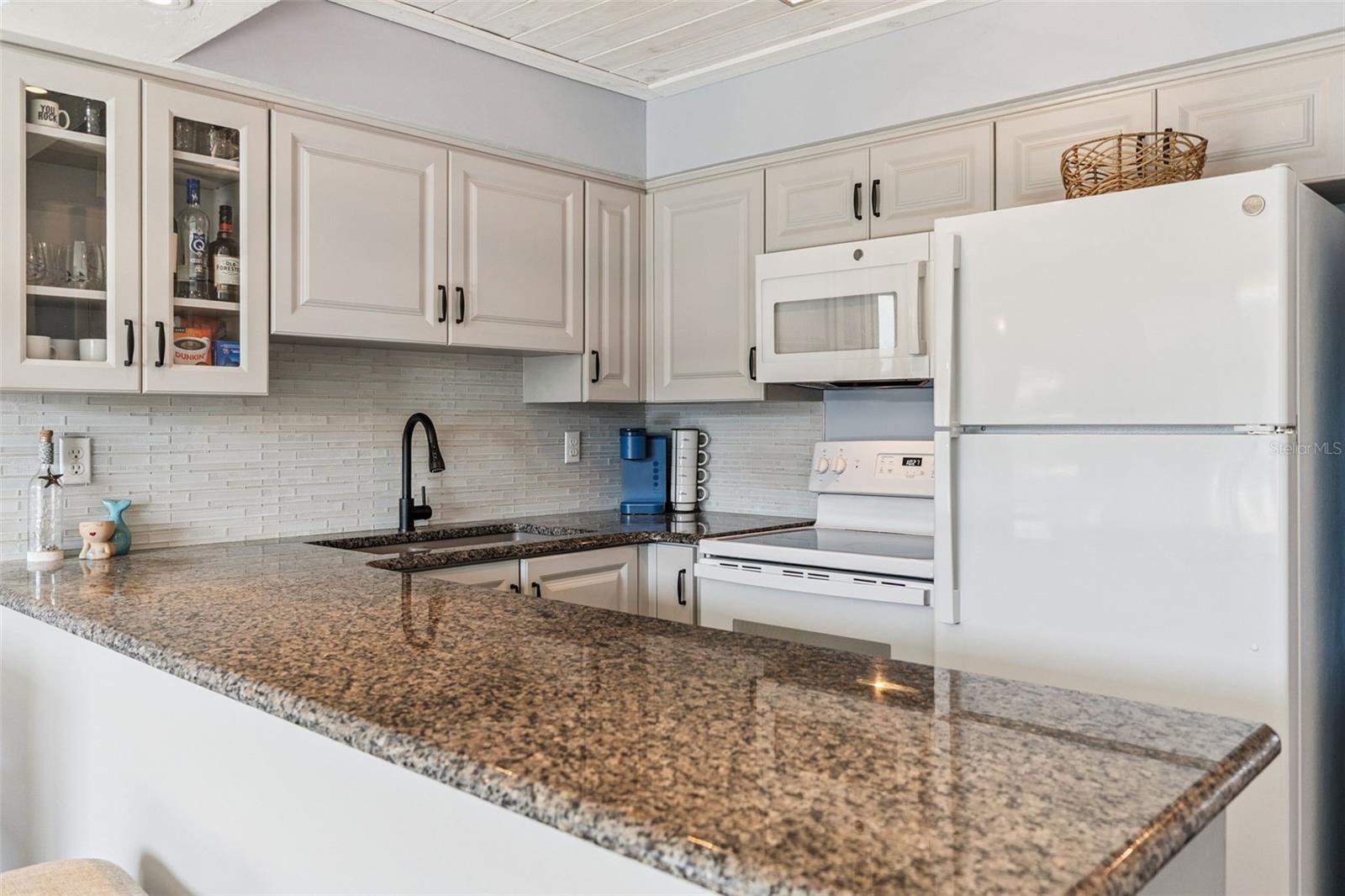 VANTAGE POINTE POOL & RACQUET CLUB CONDO - Residential