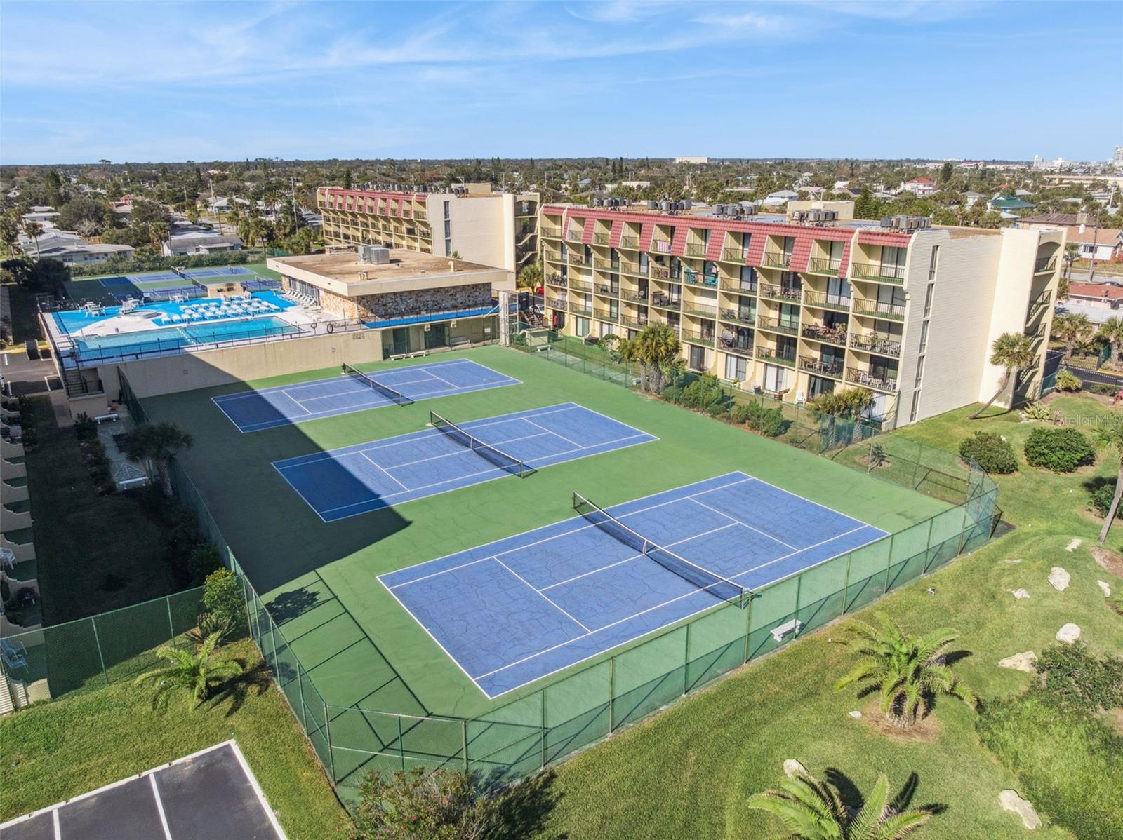 VANTAGE POINTE POOL & RACQUET CLUB CONDO - Residential