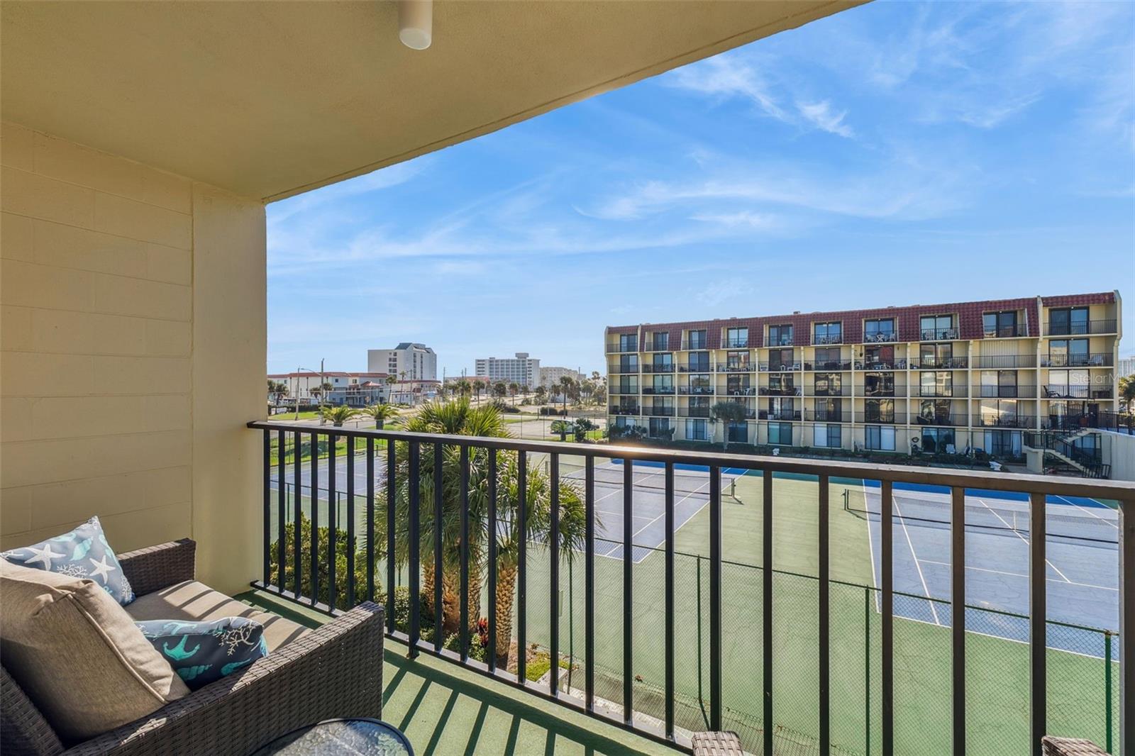 VANTAGE POINTE POOL & RACQUET CLUB CONDO - Residential
