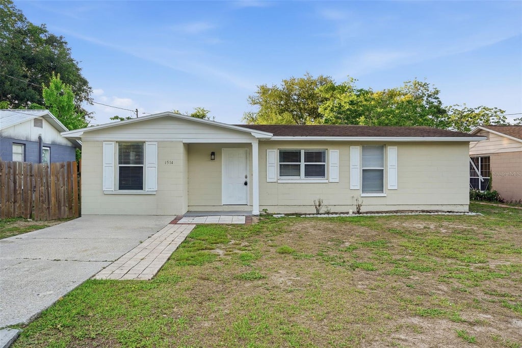 Photo of 1514 Crest Avenue, Leesburg, FL 34748 (MLS # O6438126)