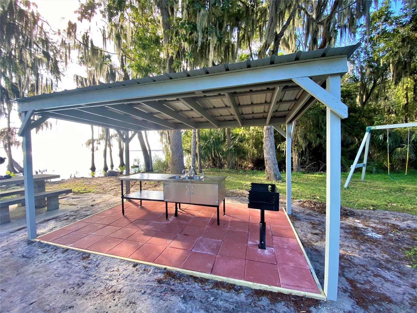 PARADISE LAKES - Land