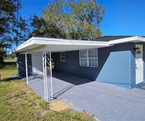 A home in WINTER HAVEN