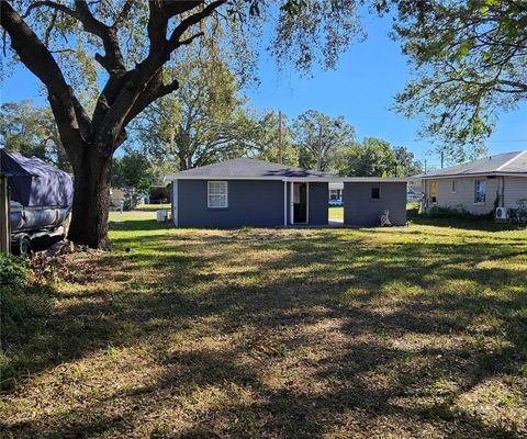 A home in WINTER HAVEN