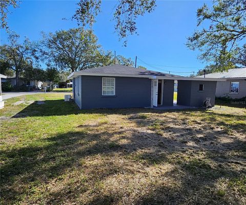 A home in WINTER HAVEN