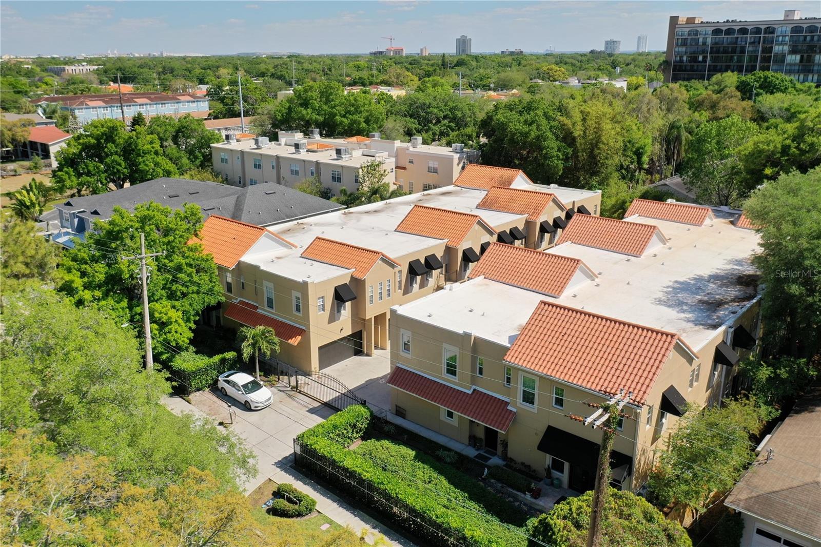 URBAN TWNHMS - Residential Lease