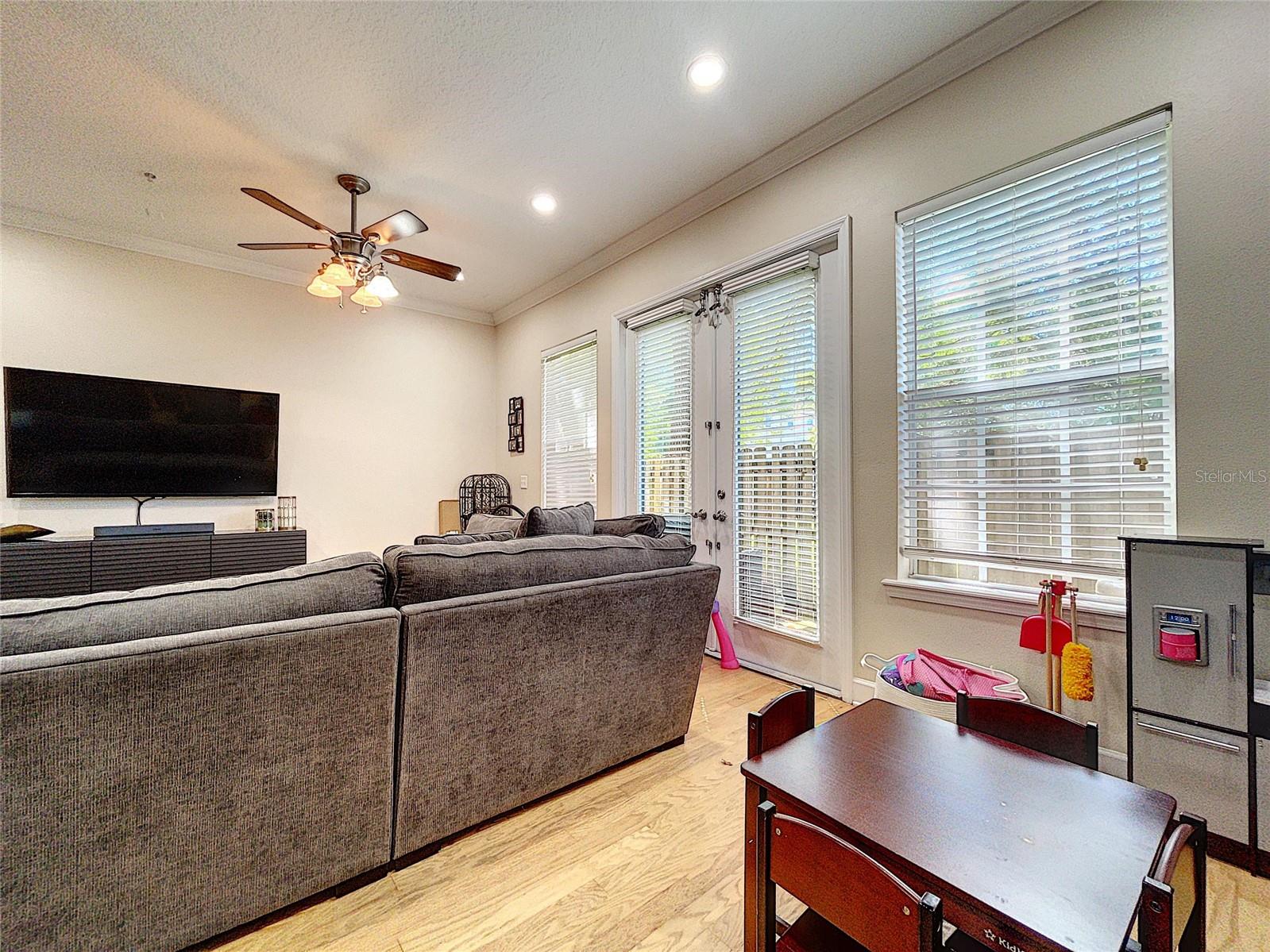 URBAN TWNHMS - Residential Lease