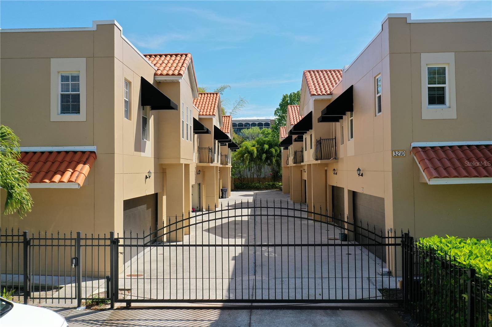 URBAN TWNHMS - Residential Lease
