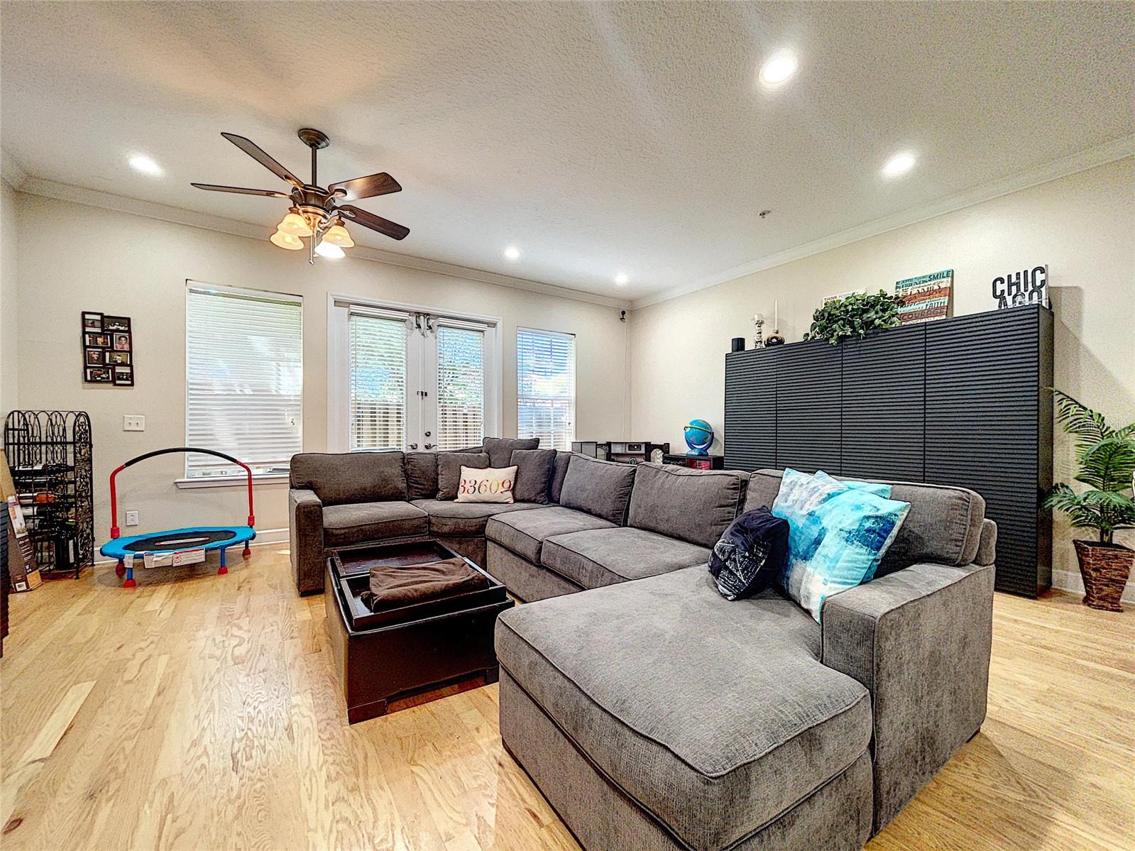 URBAN TWNHMS - Residential Lease