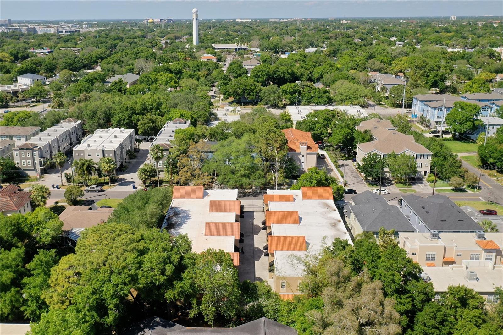 URBAN TWNHMS - Residential Lease