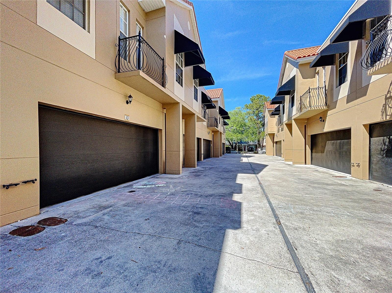 URBAN TWNHMS - Residential Lease