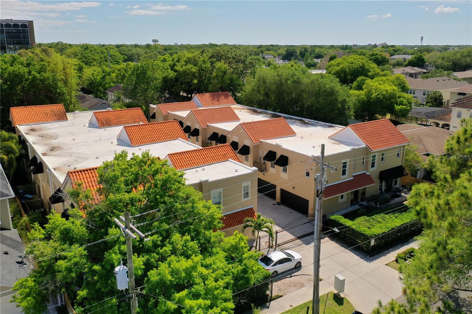 URBAN TWNHMS - Residential Lease
