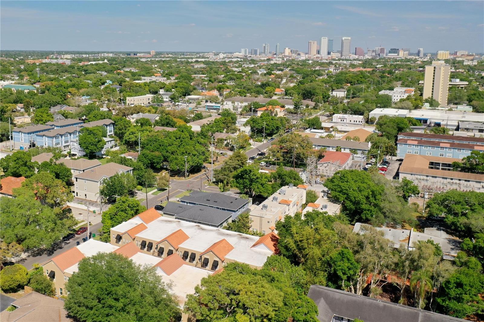 URBAN TWNHMS - Residential Lease