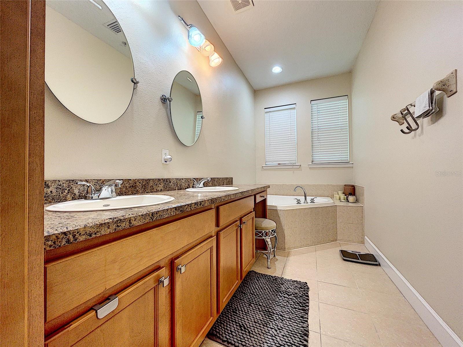 URBAN TWNHMS - Residential Lease