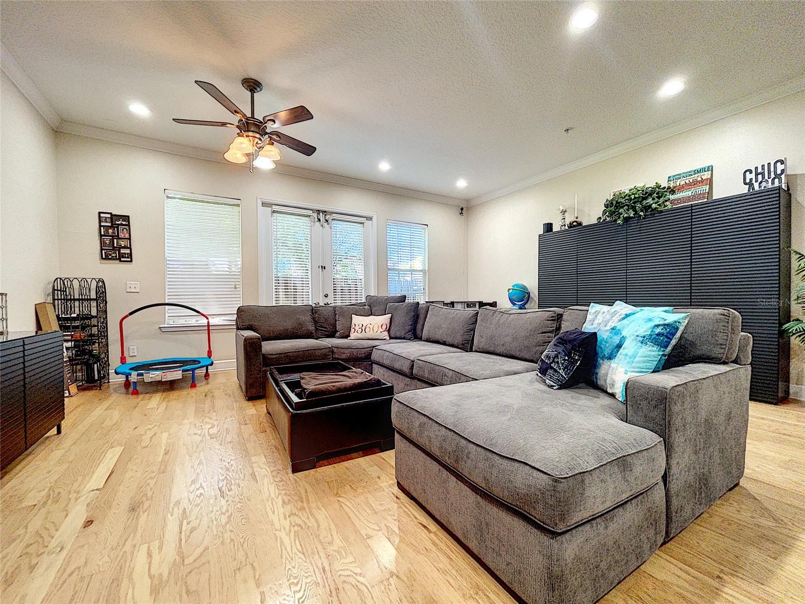 URBAN TWNHMS - Residential Lease