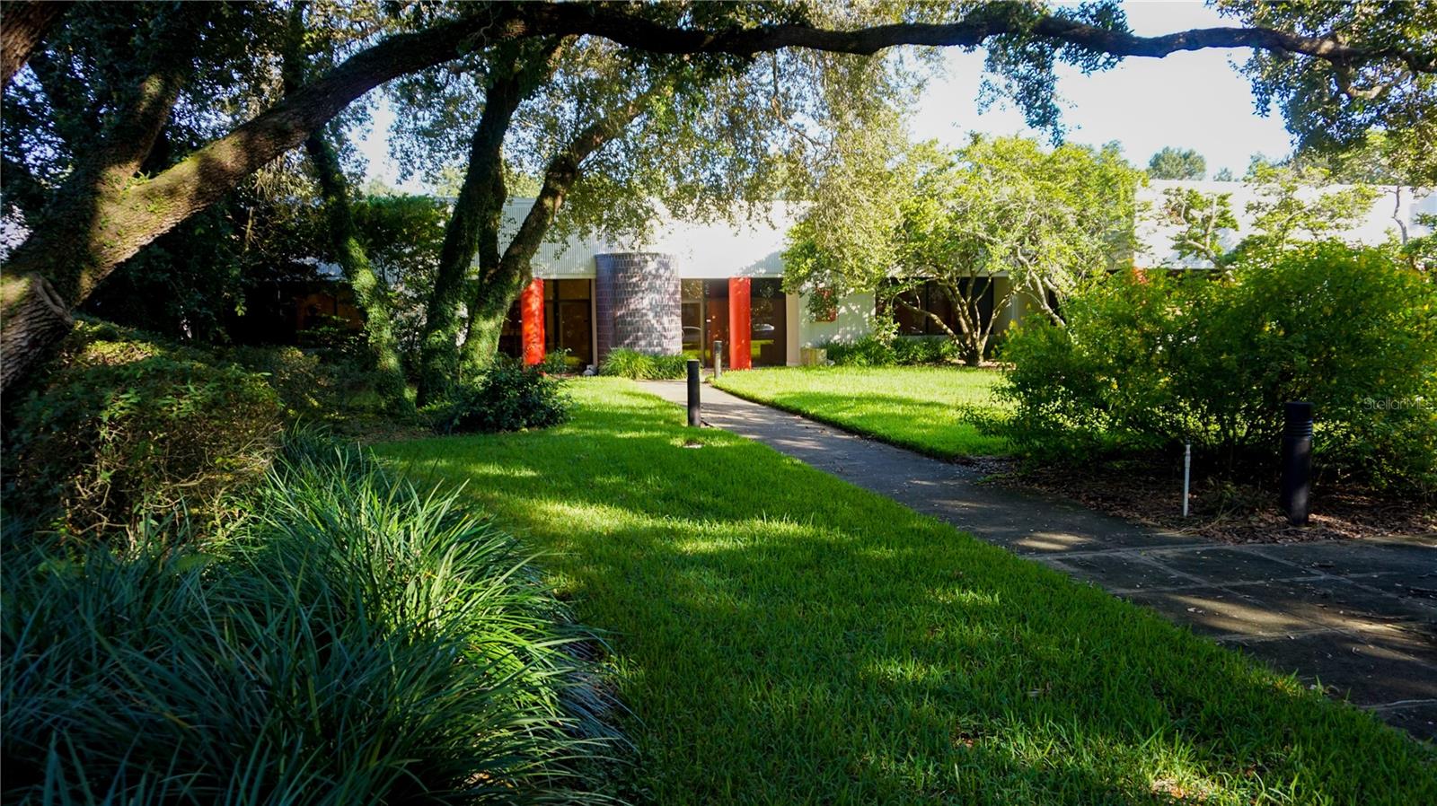 Great office space for your business. This unit features exterior windows in the reception and owner’s office. Seven above average sized offices. Large conference room. Reception area. Separate men’s and women’s bathrooms. Kitchen area and IT closet.
Close to I-4, I-75, Selmon Expressway & Downtown.