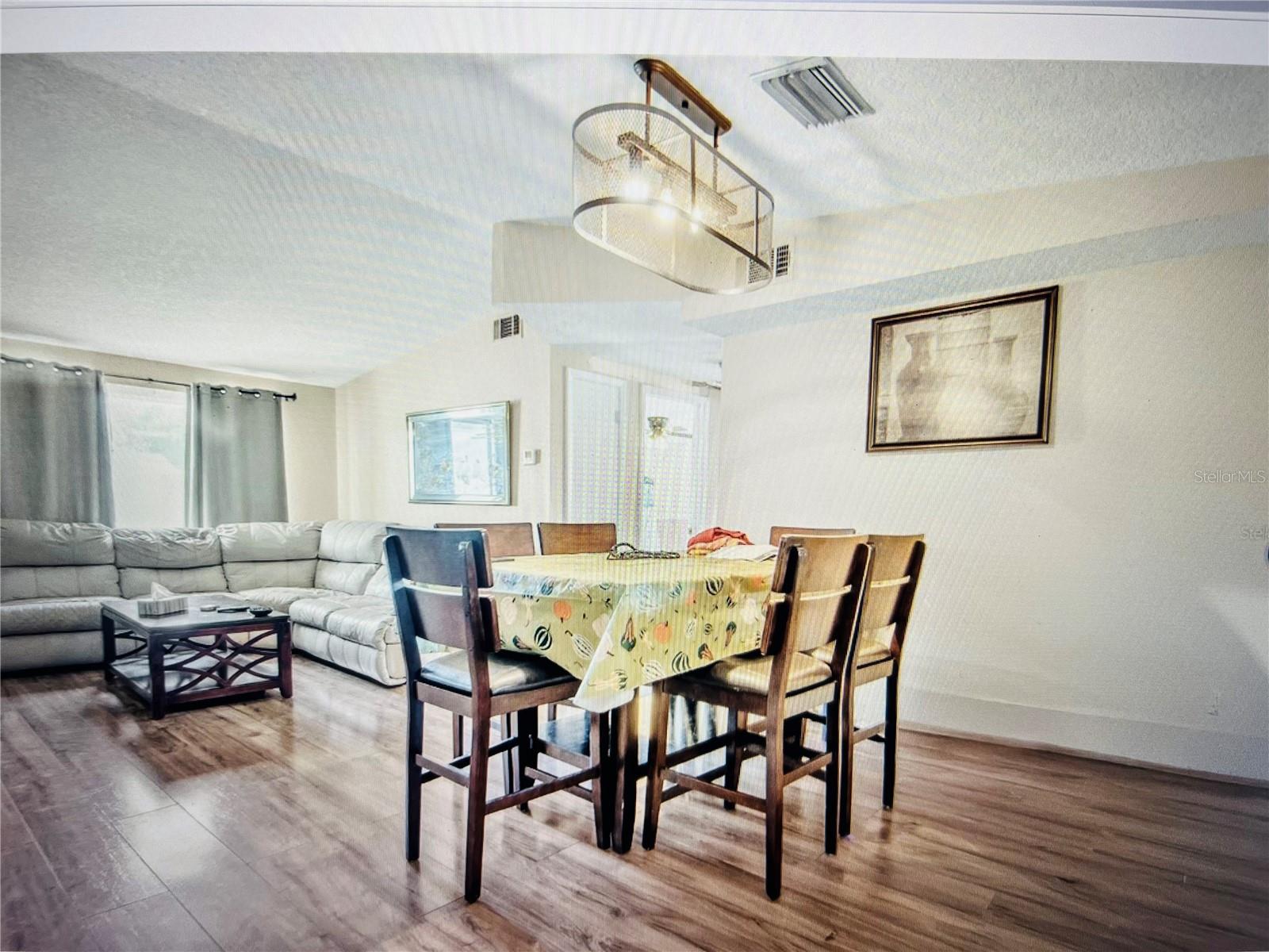 COLONIAL HILLS - Residential