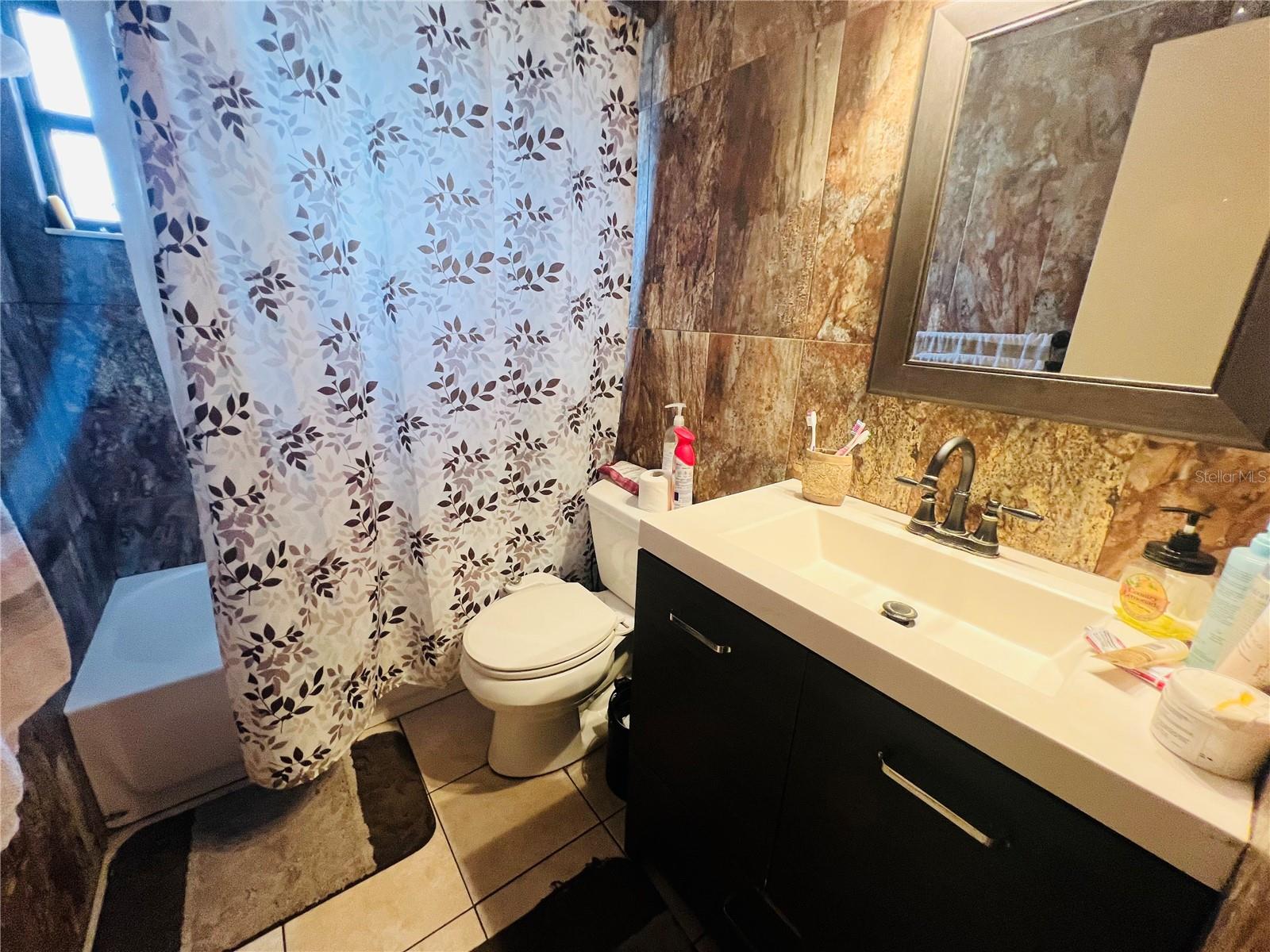 COLONIAL HILLS - Residential