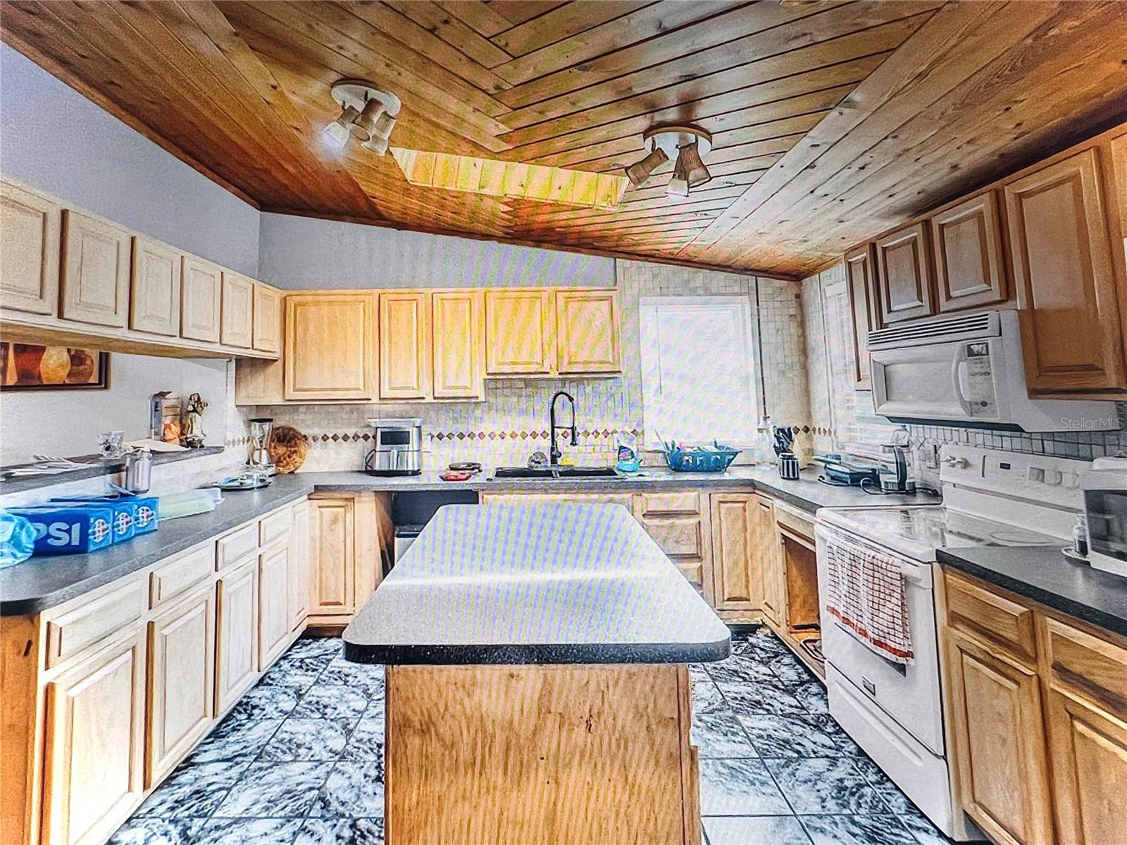 COLONIAL HILLS - Residential