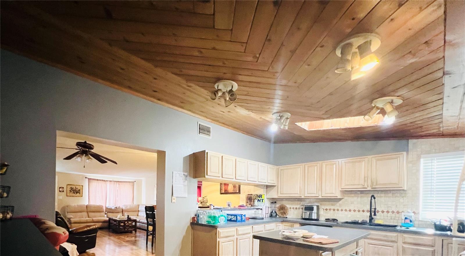 COLONIAL HILLS - Residential