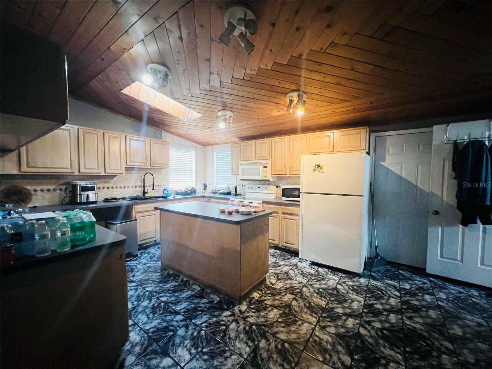 COLONIAL HILLS - Residential