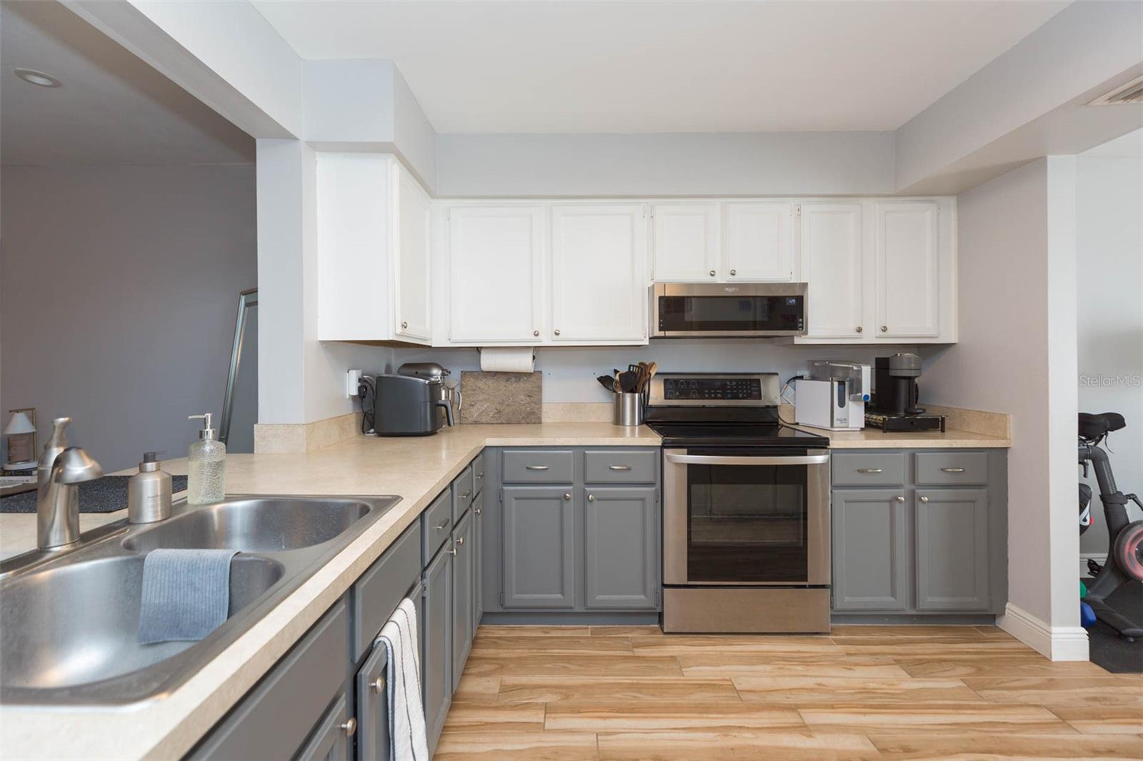 CARROLLWOOD VILLAGE PH III - Residential Lease