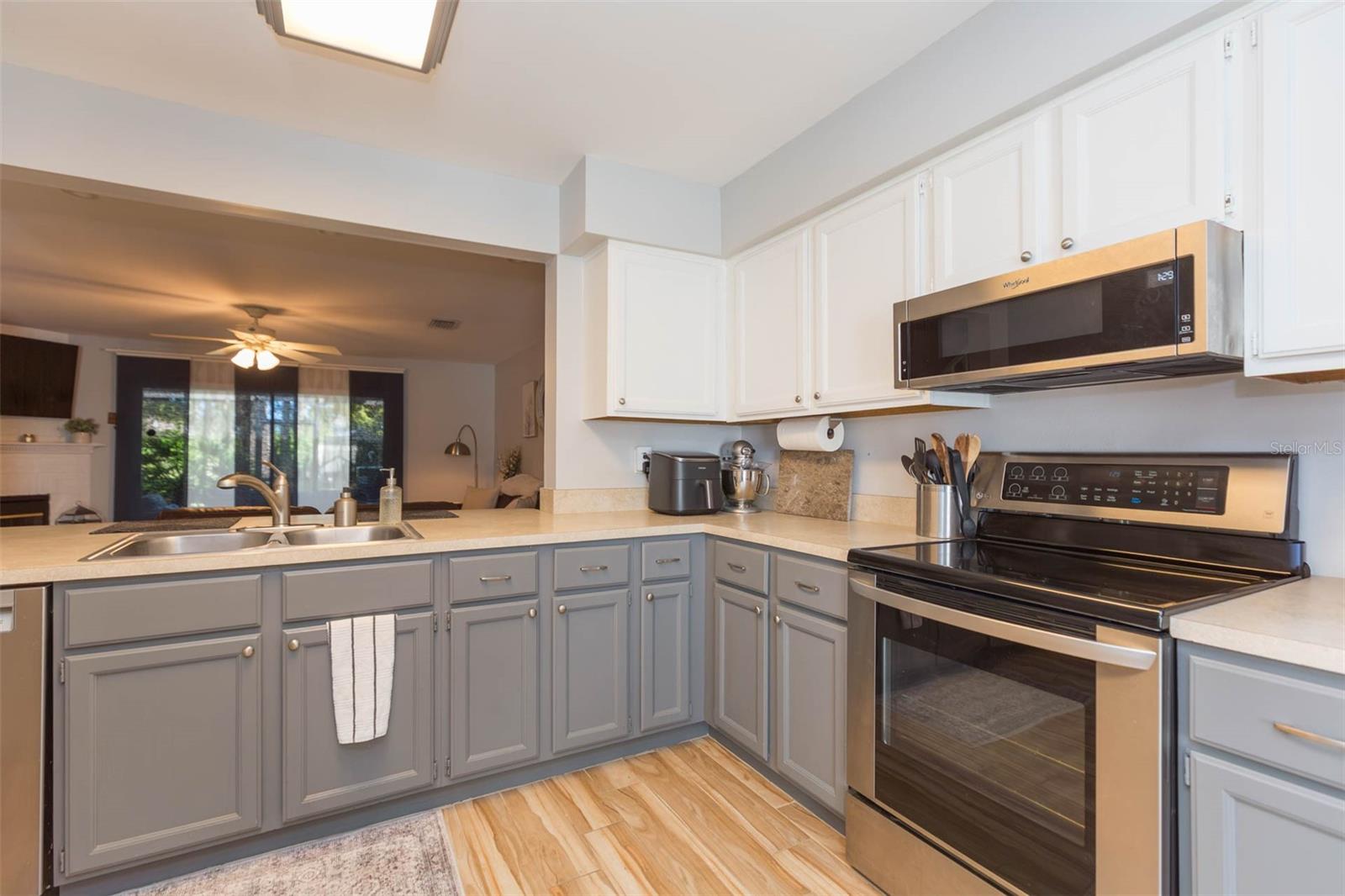 CARROLLWOOD VILLAGE PH III - Residential Lease