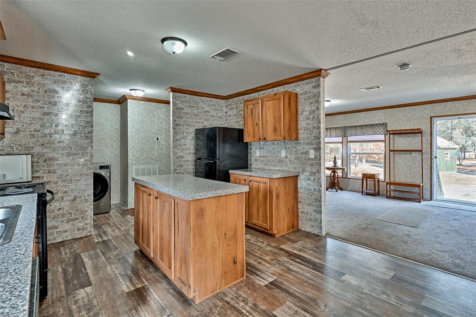 MELROSE LANDING - Residential