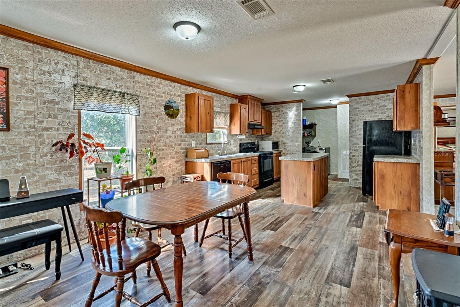 MELROSE LANDING - Residential