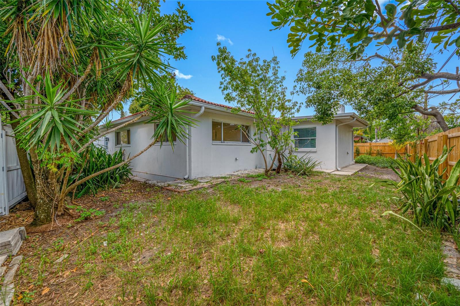 SUNSET LAKE MANOR - Residential