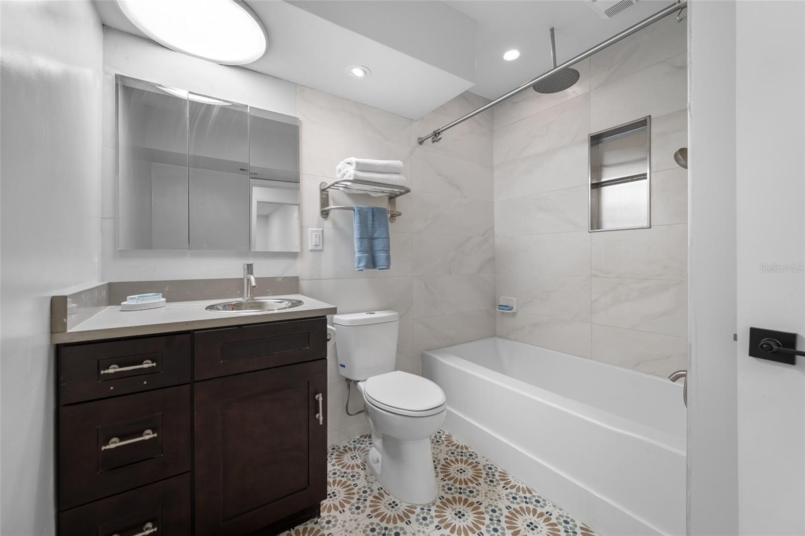 SUNSET LAKE MANOR - Residential