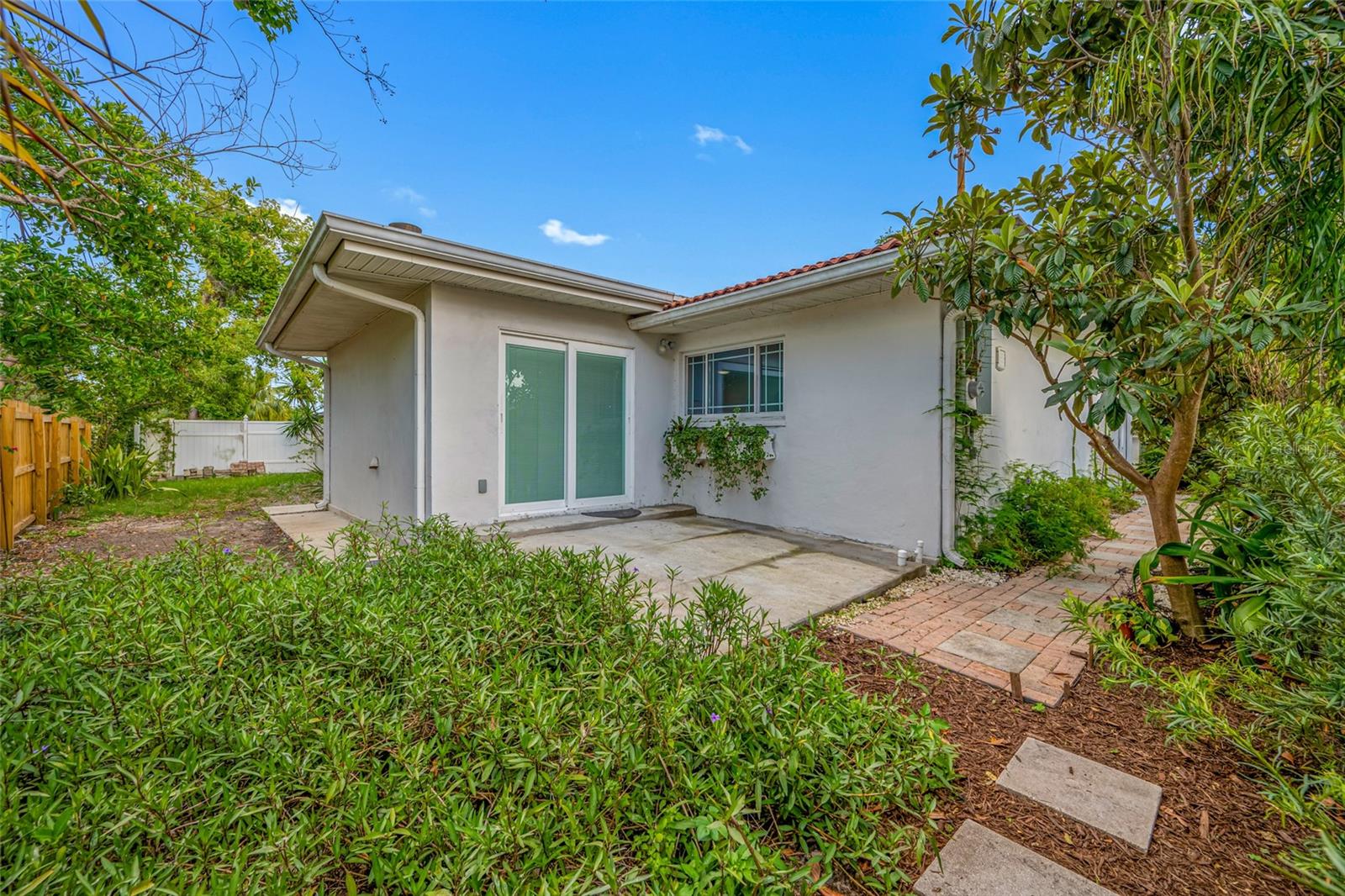 SUNSET LAKE MANOR - Residential