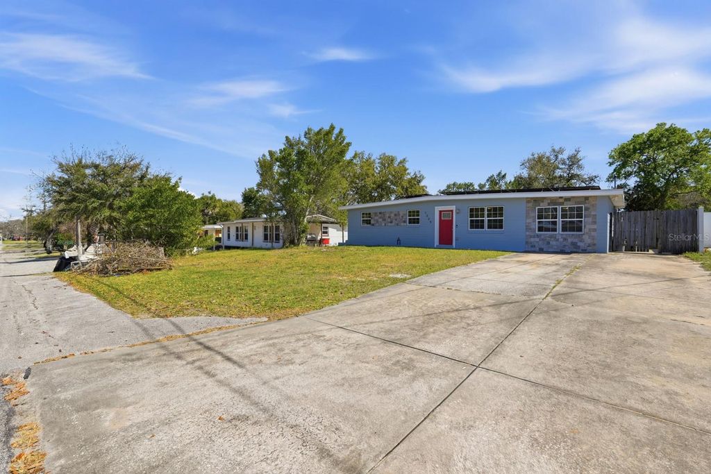 Photo of 1325 Ginsberg Drive, Daytona Beach, FL 32114 (MLS # V4947784)