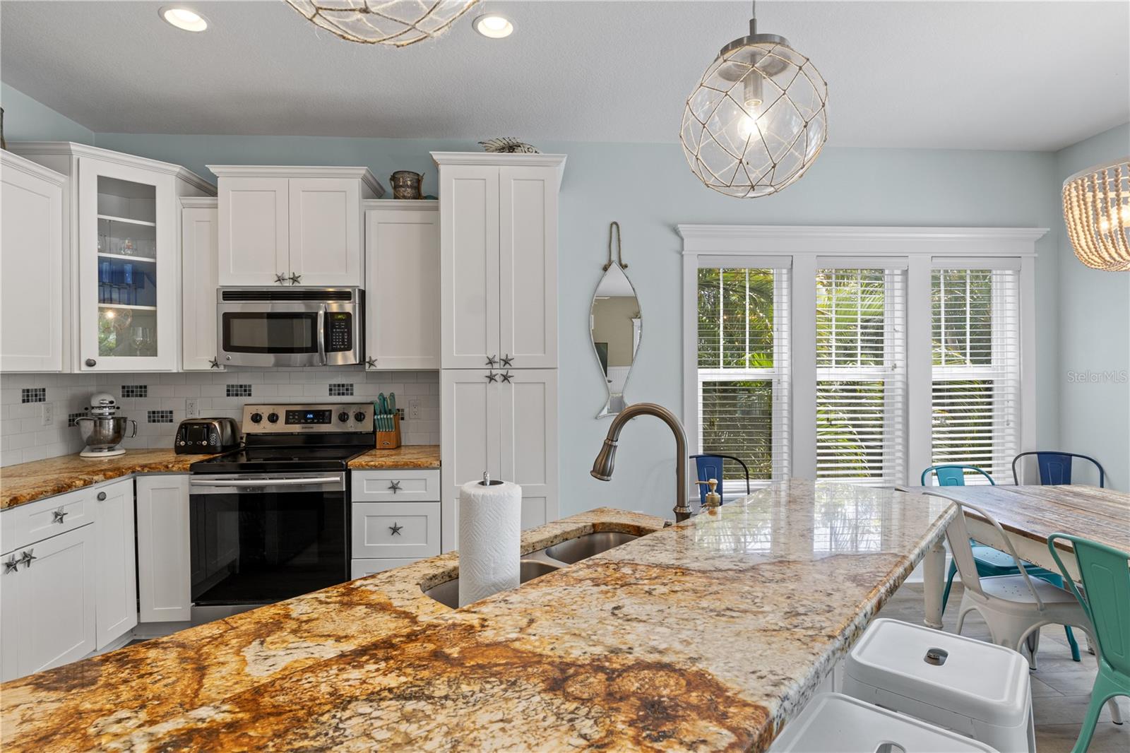 6906 HOLMES BLVD - Residential