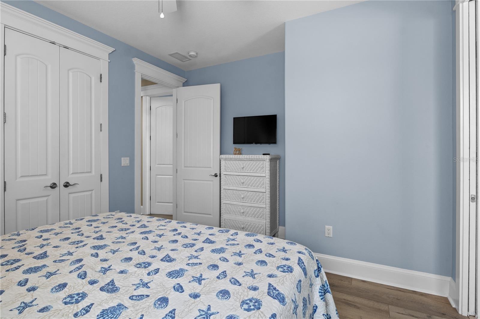 6906 HOLMES BLVD - Residential